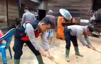 Polisi Bantu Bersihkan Sisa Banjir di Suoh Lampung Barat: Solidaritas di Tengah Bencana