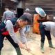 Polisi Bantu Bersihkan Sisa Banjir di Suoh Lampung Barat: Solidaritas di Tengah Bencana