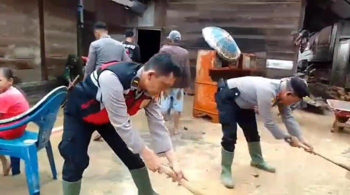 Polisi Bantu Bersihkan Sisa Banjir di Suoh Lampung Barat: Solidaritas di Tengah Bencana