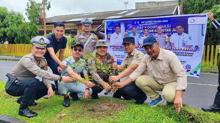 HUT Lantas Bhayangkara, Polantas Percantik Inhu dengan Cat Marka-Tanam Pohon - Update 2