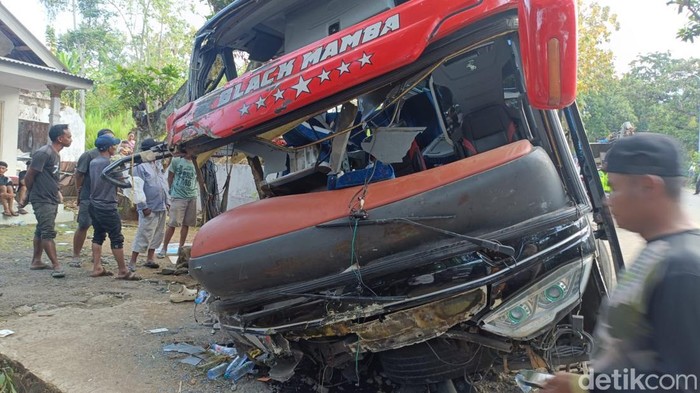 Kecelakaan Mengerikan di Probolinggo: 8 Korban Tewas Bus Rombongan Nakes, Siapa yang Bertanggung Jawab?