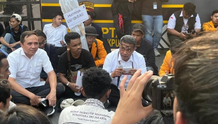 Massa Mahasiswa Demo Ditemui Stafsus Mensesneg di Patung Kuda – Alternatif 2