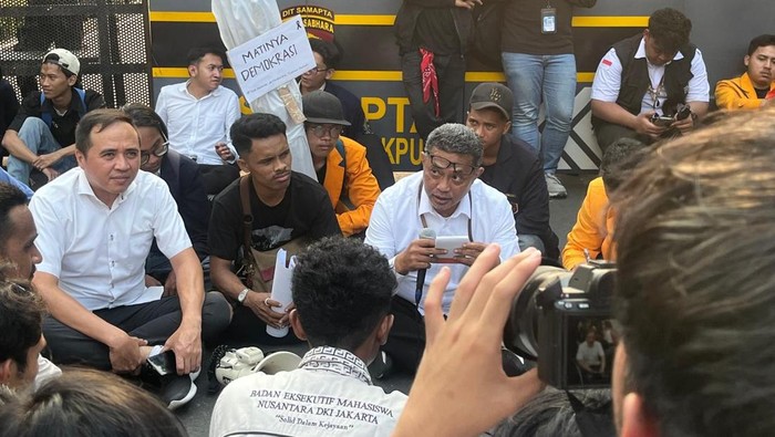 Massa Mahasiswa Demo Ditemui Stafsus Mensesneg di Patung Kuda - Alternatif 2