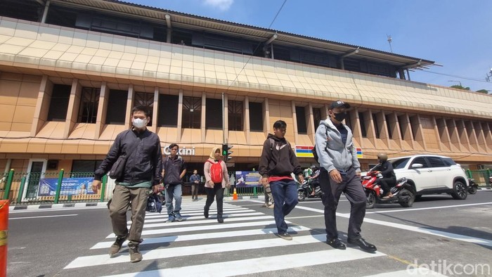 Pelican Crossing Disambut Warga, Tak Lagi Lompat Pagar Stasiun Cikini - Alternatif 2