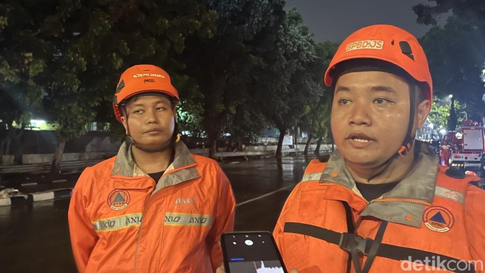 Hujan Deras dan Luapan Kali, Banjir Jalan Ciledug Mencapai 80 Cm, BPBD: Waspada Ancaman Bencana!
