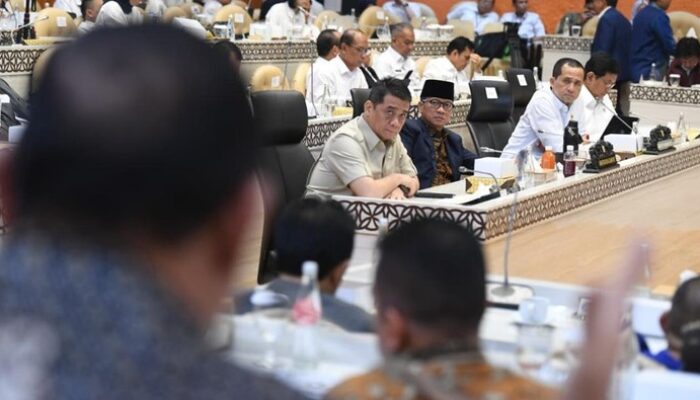 “Komisi V DPR-Kemendes Sepakat Bebaskan Desa-Lahan Transmigrasi dari Kawasan Hutan: Ancaman Terhadap Ekosistem Indonesia?”