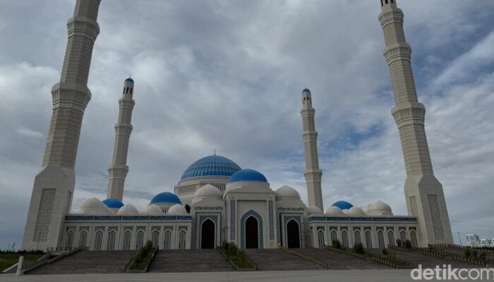 **Melihat Republic Kazakhstan Grand Mosque, Masjid Terbesar di Asia Tengah, Menjadi Simbol Kebanggaan Astana**