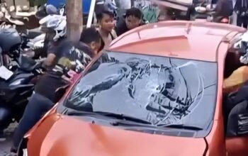 “Mobil Ugal-ugalan Seruduk 3 Motor, Bogor Berontak! Massa Amuk, Polisi Kewalahan”