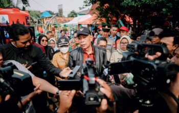 Wamensos Agus Jabo Serahkan Bantuan ke Korban Kebakaran di Pasar Senen, Solidaritas Masyarakat dalam Krisis