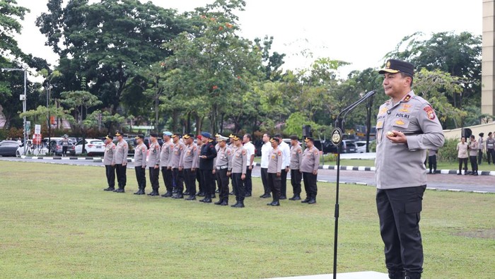 Kapolda Riau ke Jajaran: Senjata Kita Bukan Senpi, tapi Kepercayaan Publik - Update 1