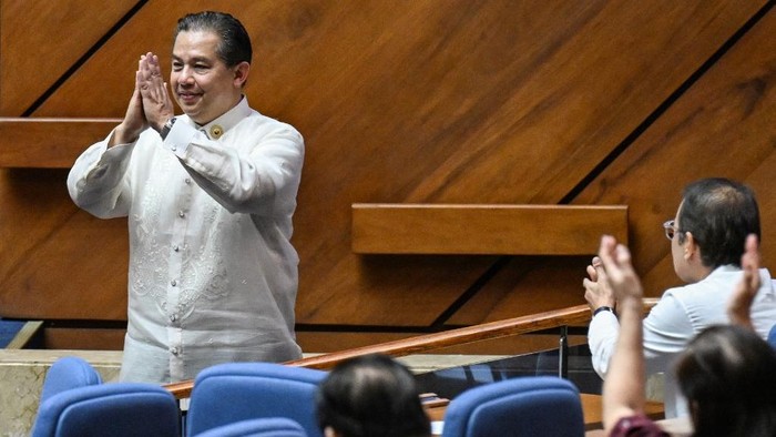 Skandal Korupsi Merenggut Ketua DPR Filipina, Mundur dalam Kondisi yang Menyedihkan