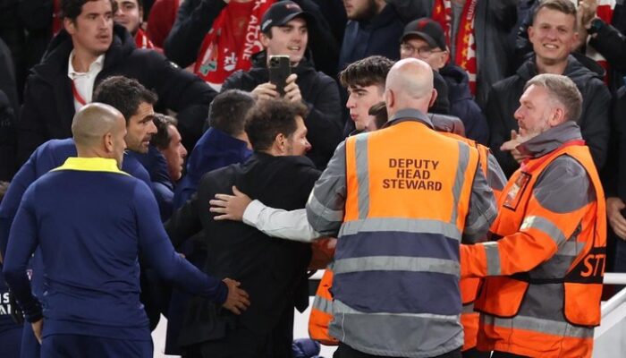 “Diego Simeone Diusir Wasit Usai Cekcok dengan Fans Liverpool: Tragedi atau Kebijakan yang Tepat?”