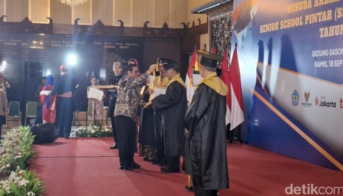 Wisuda 1.618 Lansia Jakarta, Pramono Terkejut Usia 87 Tahun!