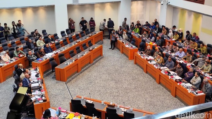 Banggar DPR dan Menkeu Purbaya Rapat Pengambilan Keputusan RAPBN 2026 - Update 1