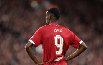 “Carragher Kagum dengan Sentuhan Isak Saat Debut di Liverpool: Apakah Ini Awal dari Era Baru?”