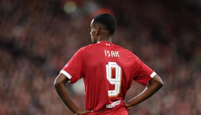 “Carragher Kagum dengan Sentuhan Isak Saat Debut di Liverpool: Apakah Ini Awal dari Era Baru?”