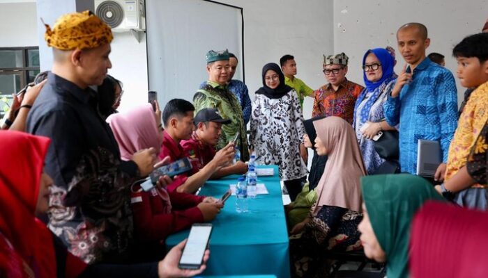 “Digitalisasi Bansos: Bupati Banyuwangi Tinjau Uji Coba, Pendaftaran Cepat atau Lambat?”