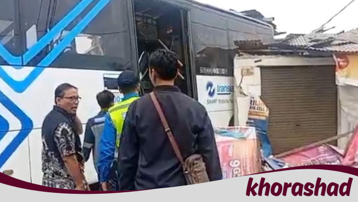 Tragedi Mengerikan: Kronologi TransJ Seruduk Mobil-Rumah di Cakung, 6 Orang Terluka, 4 Ruko Diterjang
