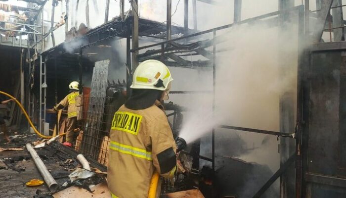 **Bengkel Jok Mobil Jaktim Terbakar, Korsleting Listrik Diduga Sebabnya**