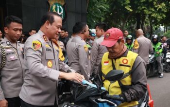 ‘Jumat Peduli’ Kapolda Metro: Ojol Rela Turun Tangan Jaga Kota