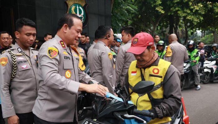 ‘Jumat Peduli’ Kapolda Metro: Ojol Rela Turun Tangan Jaga Kota
