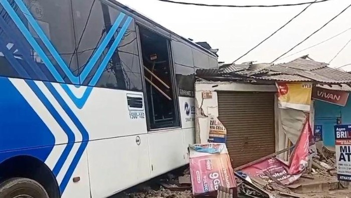 Tragis! 5 Fakta TransJ Tabrak Mobil-Rumah di Cakung, 6 Orang Luka, Apa yang Terjadi?
