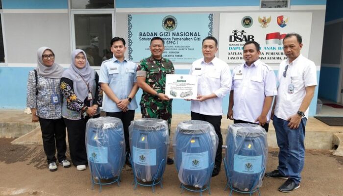 “Dukung Pencegahan Polusi, Wamen LH Berikan Komposter untuk Dapur MBG Halim”
