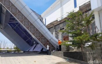 Atap Teras Kantor Pemerintahan di Brebes Ambruk, Tragedi Mengejutkan Tertimpa Puing 3 Orang!