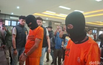 **Penampakan 2 Kakek Partner in Crime Cabuli 2 Bocah Bogor Kini Berbaju Tahanan**