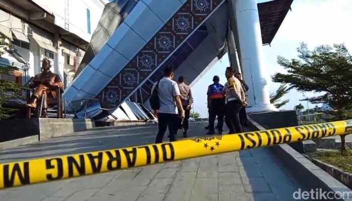 [Detik-detik Menakutkan: Atap Teras Kantor Pemerintahan di Brebes Ambruk, 3 Warga Terjebak di Bawah!
