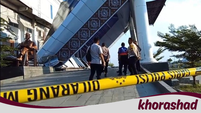 [Detik-detik Menakutkan: Atap Teras Kantor Pemerintahan di Brebes Ambruk, 3 Warga Terjebak di Bawah!