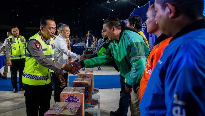 Kapolri Beri Bantuan Sembako ke Ojol di Hari Lalu Lintas Bhayangkara Ke-70 - Update 2