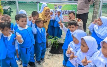 “Dari Kepulauan Meranti, Bocah SD-Paud dan Polisi Satukan Semangat Tanam Pohon untuk Bumi!”