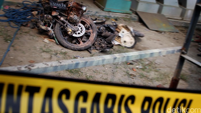 Tragis! Pemotor Tewas Tertabrak Truk Setelah Nabrak Pembatas Flyover Pesing Jakbar