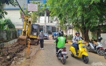 “Jalan Berlumpur dan Licin Sisa Galian MRT Fatmawati, Ancaman bagi Warga!”
