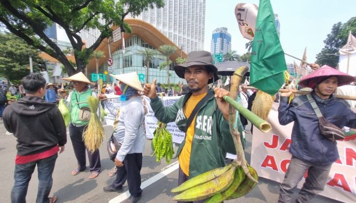 Petani Berunjuk Rasa dengan Pisang dan Petai, Minta Perhatian Negara untuk Kebajikan