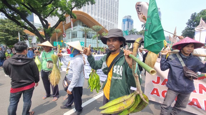 Petani Berunjuk Rasa dengan Pisang dan Petai, Minta Perhatian Negara untuk Kebajikan