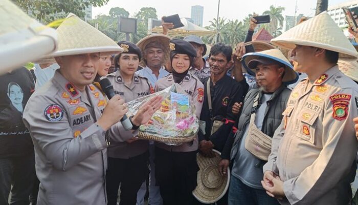 Dukung Petani, Polisi dan Petani Potong Tumpeng di DPR