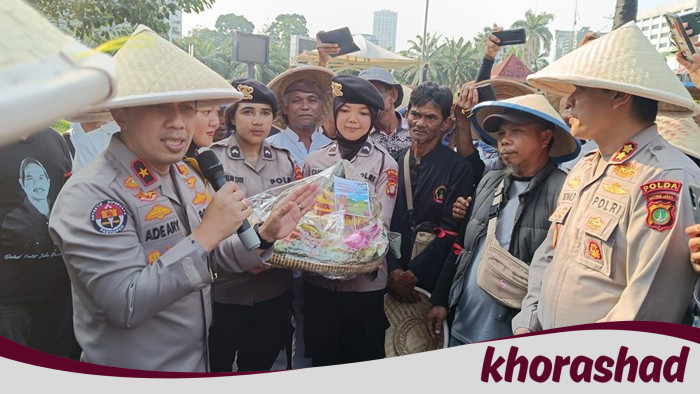 Dukung Petani, Polisi dan Petani Potong Tumpeng di DPR