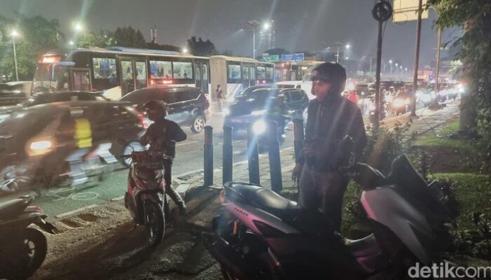 Kelelahan, Pemotor Ini Pilih Menepi untuk Istirahat gegara Jalan Gatsu Macet – Update 1