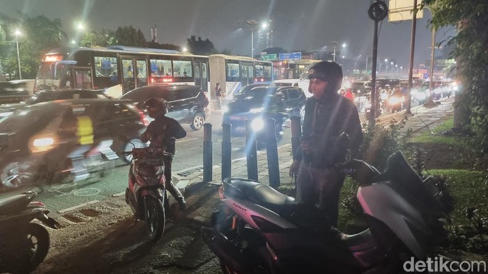 Kelelahan, Pemotor Ini Pilih Menepi untuk Istirahat gegara Jalan Gatsu Macet - Update 1