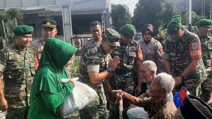 Dukung HUT ke-80 TNI, Warga Bogor Menerima 1.000 Paket Sembako dari Kodim 0606