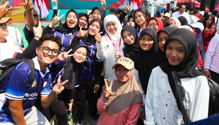 **”Khofifah: Jatim Sportiv Festival Raih Rekor MURI, Ini Ancaman untuk Masa Depan Olahraga!”**