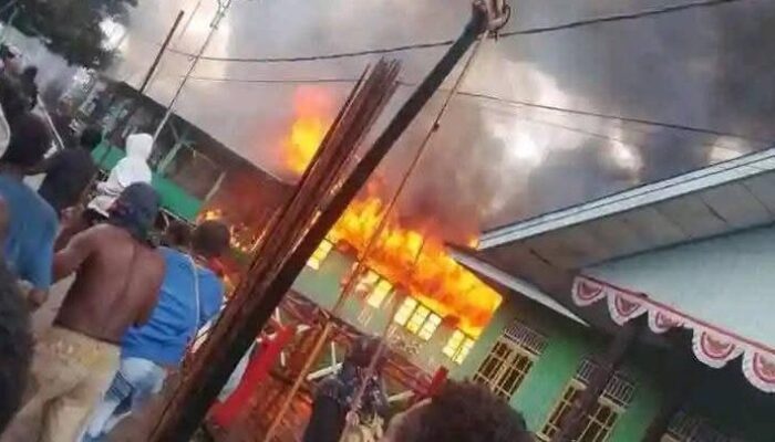 Konflik di Asmat: Warga Marah-Marah Bakar Pos Satgas, Imbas TNI Bunuh Pemabuk Ngamuk!