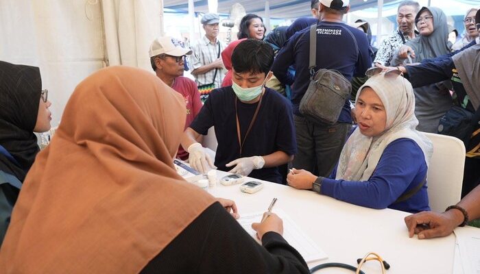 “Warga Antusias Ikuti Layanan Kesehatan Gratis, Bulan Bakti Karang Taruna Berhasil Kumpulkan Ribuan Partisipan!”