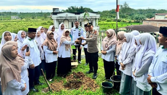 Polres Kuansing Bersama Siswa-Siswi, Gerakkan Green Policing untuk Hutan yang Lebih Sehat!