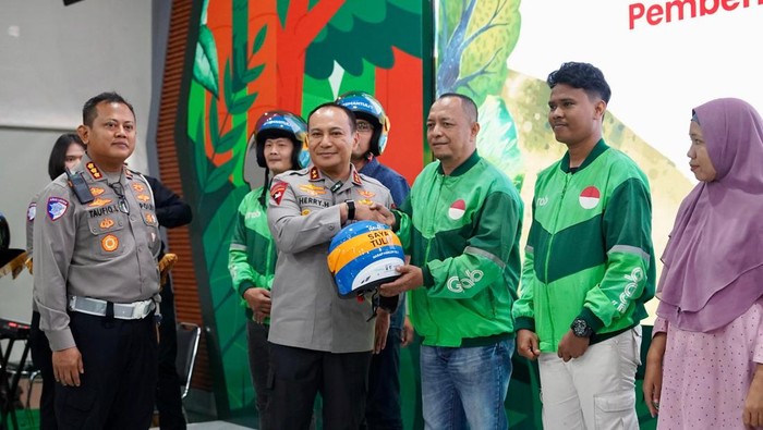 Wujudkan Lalu Lintas Inklusif, Kapolda Riau Beri Helm Khusus Disabilitas!