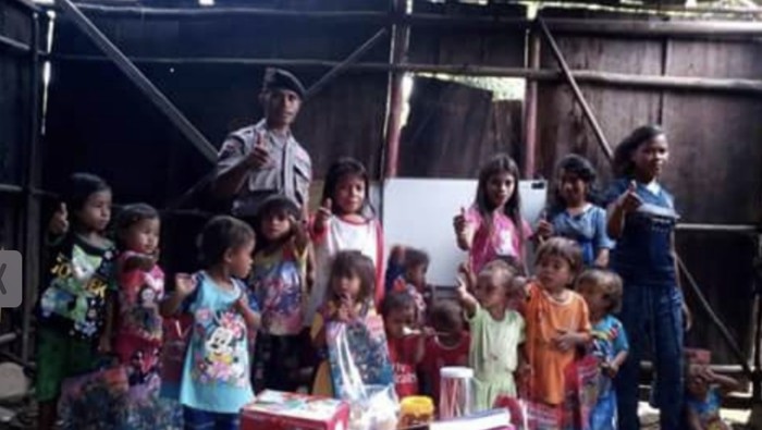 **Dari Debat ke Dukungan: Kisah Iptu Bastian sebagai Guru Warga Adat Bursel**