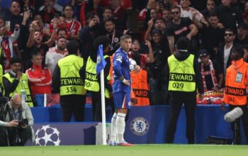 Mourinho Berisiko, Enzo Fernandez Diterpa Badai dari Fans Benfica!