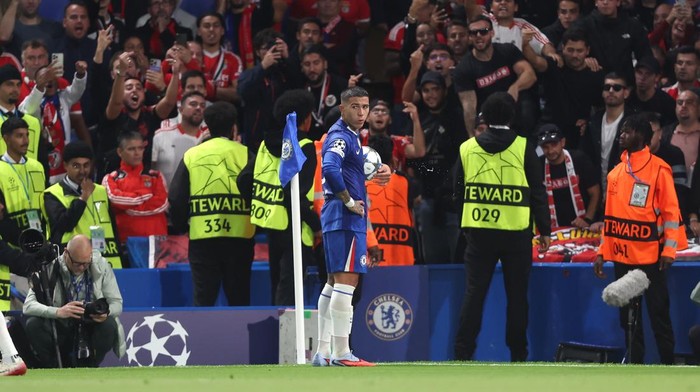 Mourinho Berisiko, Enzo Fernandez Diterpa Badai dari Fans Benfica!
